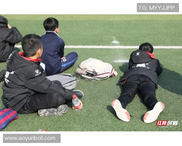 武汉足球队的耐力之谜揭秘：从训练到比赛的全景探讨