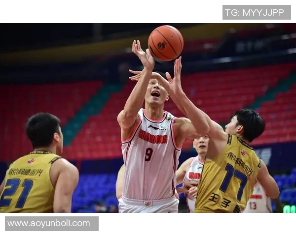 CBA2021赛季广东队与南京队激战正酣精彩瞬间回顾与分析